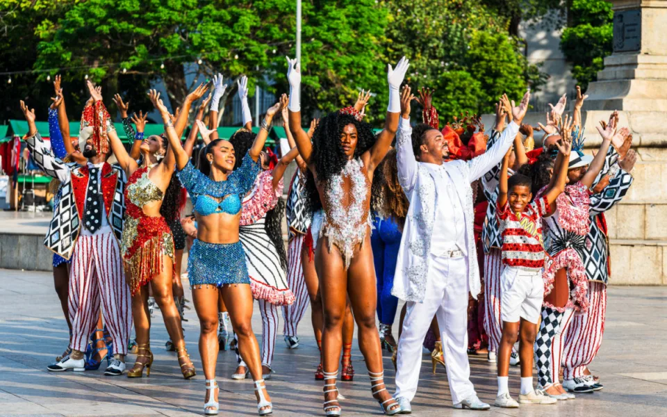 Sambistas de escolas do Grupo Especial em flash mob na Praça Mauá, no Centro do Rio