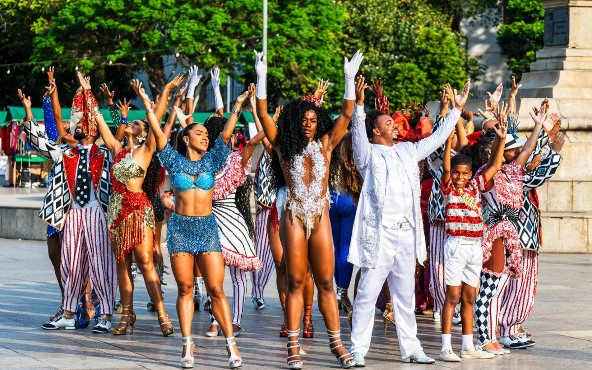 Sambistas de escolas do Grupo Especial em flash mob na Praça Mauá, no Centro do Rio
