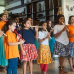 Crianças do projeto Flautistas da Marambaia tocam flauta doce no Museu do Pontal