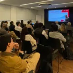 Forum de Comunicacao e Marketing do HoteisRIO no Arena Ipanema Hotel, com executivos do setor hoteleiro debatendo inteligencia artificial e mercado chines