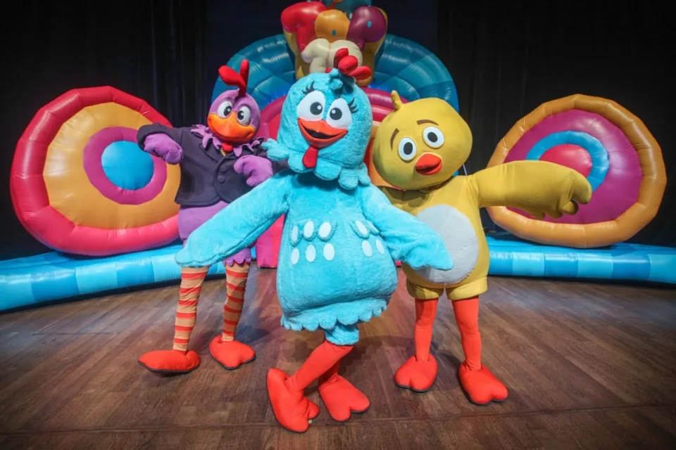 Personagens da Galinha Pintadinha no palco do espetáculo TOP 10