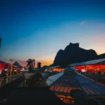 Rooftop do Fashion Mall com a Pedra da Gávea ao fundo durante o Festival Gastronomia Sem Fronteiras