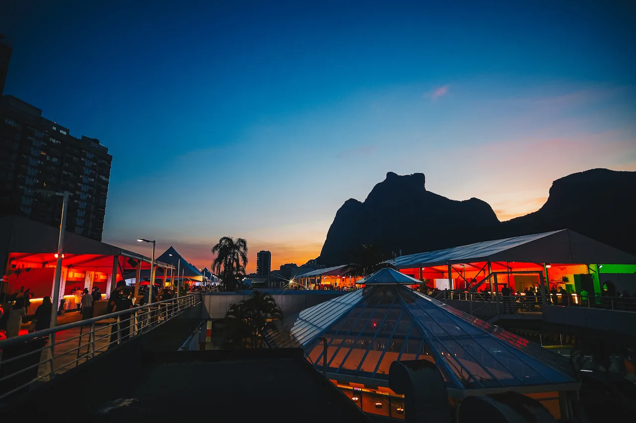 Rooftop do Fashion Mall, em São Conrado, com a Pedra da Gávea ao fundo durante o Festival Gastronomia Sem Fronteiras