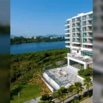 Fachada do Grand Hyatt Rio de Janeiro com a Lagoa de Marapendi ao fundo, na Barra da Tijuca