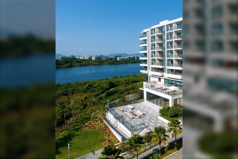 Fachada do Grand Hyatt Rio de Janeiro com a Lagoa de Marapendi ao fundo, na Barra da Tijuca