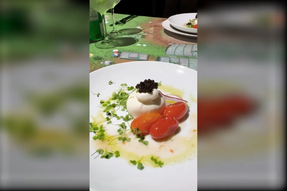 Mesa do Le Petit Chef no Hilton Barra do Rio, com projeção 3D no prato e jantar imersivo de cinco tempos