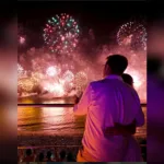 Casal brinda com espumante diante da queima de fogos de Copacabana, no Réveillon do Hilton Rio Copacabana