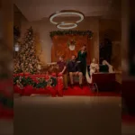 Família ao lado de árvore de Natal, renas decorativas e trenó no Hotel Nacional