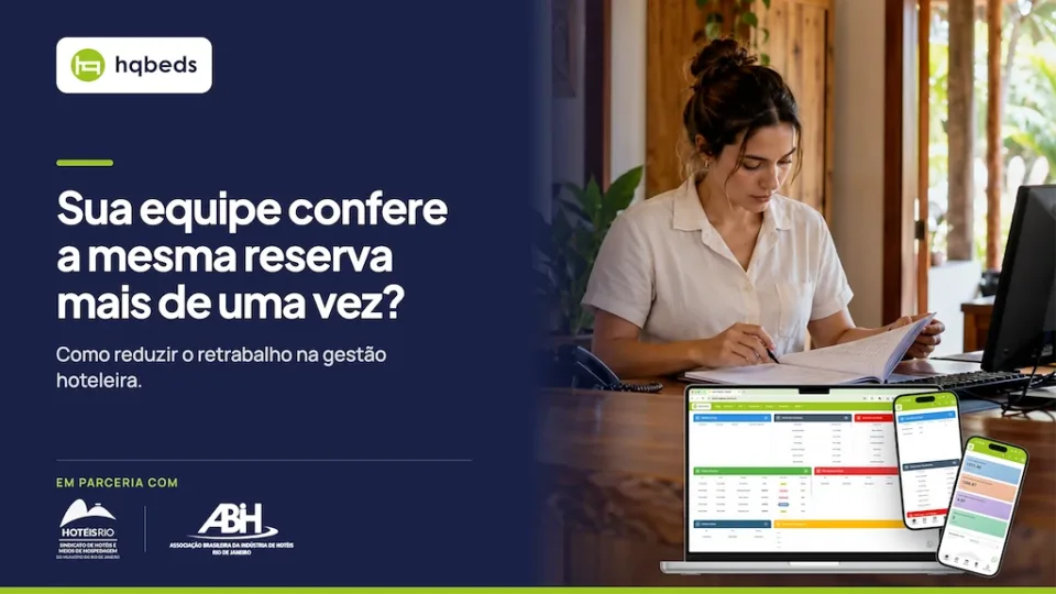 Recepcionista de hotel confere documentos ao lado do computador, em peca da HQBeds em parceria com o HoteisRIO e a ABIH-RJ sobre retrabalho na gestao hoteleira
