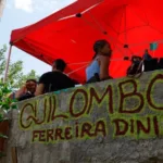 Roda de samba ao ar livre com público reunido em volta dos músicos, no Rio de Janeiro
