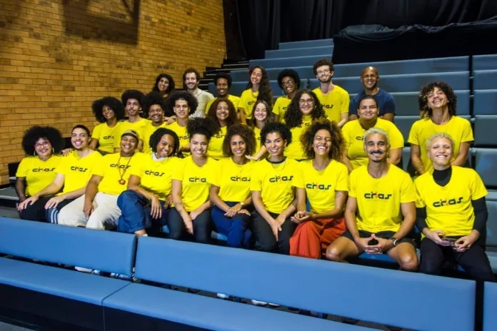 Jovens do projeto Crias da Comunidade em cena no espetaculo inspirado em Bertolt Brecht, apresentado no Armazem da Utopia, na Zona Portuaria do Rio de Janeiro