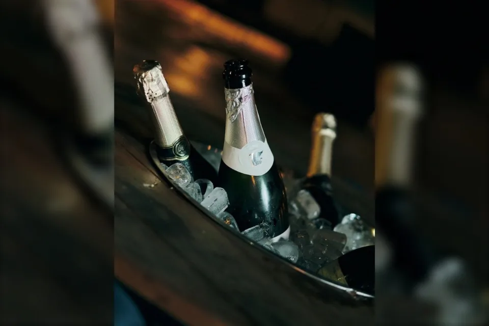 Garrafas de espumante no gelo para o Réveillon 2027 do JW Marriott Rio de Janeiro