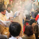 Padres e fiéis em celebração na Igreja de Nossa Senhora da Lapa dos Mercadores, no Centro do Rio de Janeiro