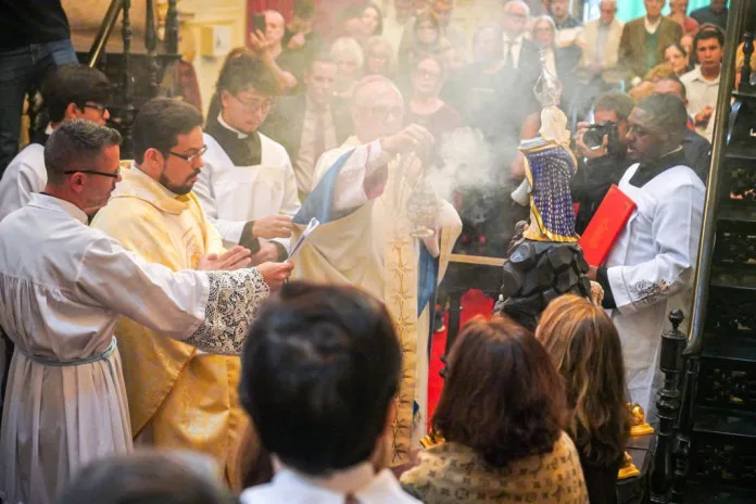 Padres e fiéis em celebração na Igreja de Nossa Senhora da Lapa dos Mercadores, no Centro do Rio de Janeiro