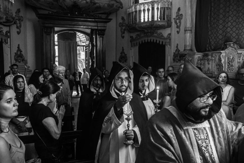 Interior da Igreja de Nossa Senhora da Lapa dos Mercadores durante celebração