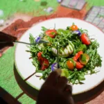 Prato servido sobre mesa com projeção 3D da experiência Le Petit Chef