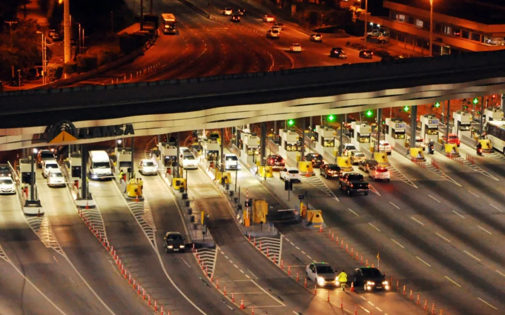 Pista da Linha Amarela com movimento de veículos na véspera do feriadão de Nossa Senhora Aparecida de 2026