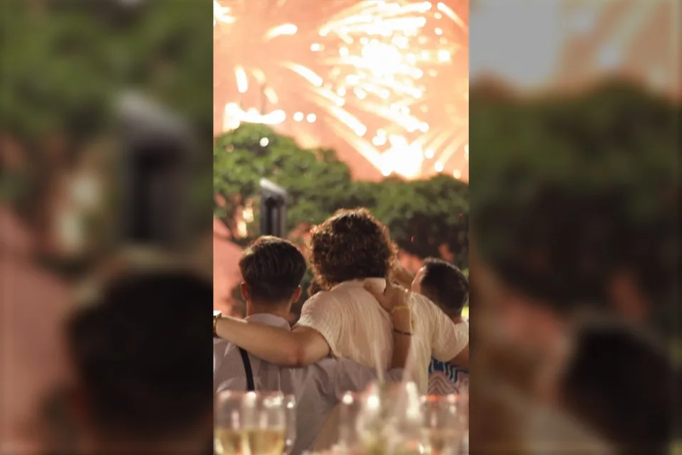Casal abraçado diante de fogos de artifício na arte do Réveillon Mediterrâneo do Mercure Rio Boutique