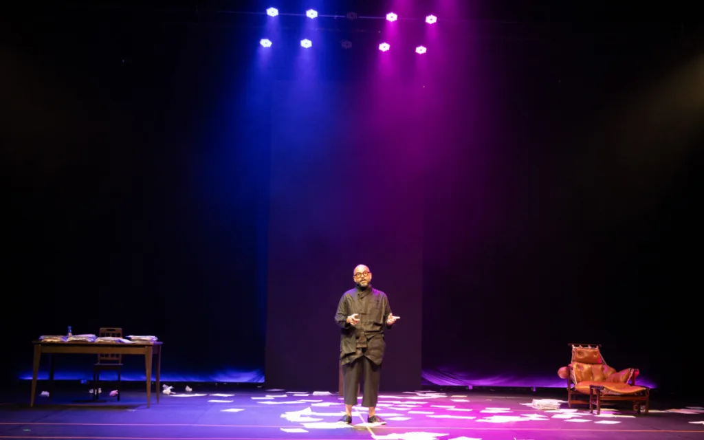 Michel Alcoforado no palco da aula-espetáculo Coisa de Rico no Teatro Casa Grande
