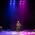 Michel Alcoforado no palco da aula-espetáculo Coisa de Rico no Teatro Casa Grande
