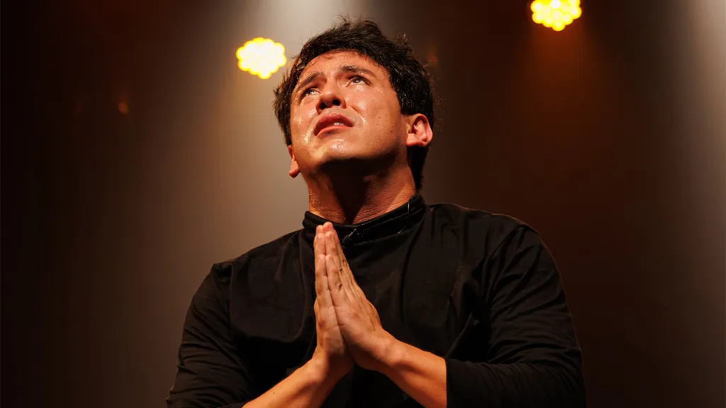 O ator Douglas Kodi em cena de Mistero Buffo, de Dario Fo