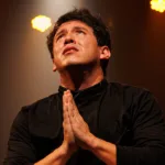 O ator Douglas Kodi em cena de Mistero Buffo, de Dario Fo