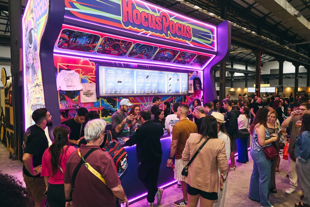 Público reúne-se no Pier Mauá durante edição do Mondial de la Bière no Rio de Janeiro