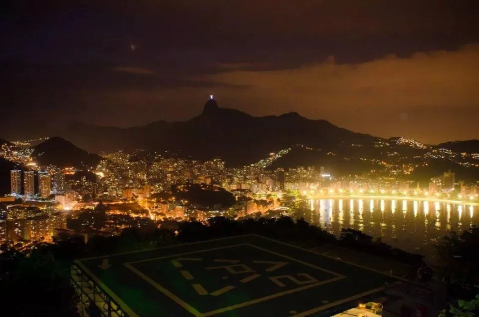 Show no palco do Morro da Urca durante a temporada Noites de Verão