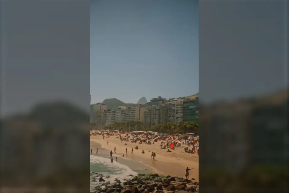Vista da praia do Leme e de Copacabana com banhistas na areia, perto do Novotel Leme
