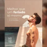 Homem sorrindo em arte de feriado do Novotel Porto Atlântico com as datas 12 de outubro e 20 de novembro