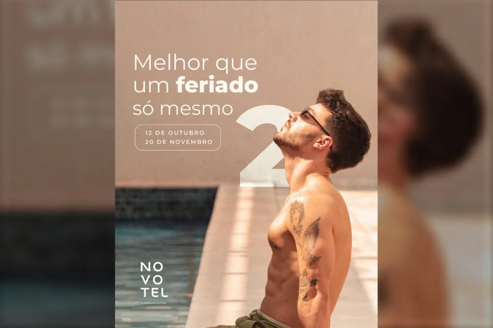 Homem sorrindo em arte de feriado do Novotel Porto Atlântico com as datas 12 de outubro e 20 de novembro