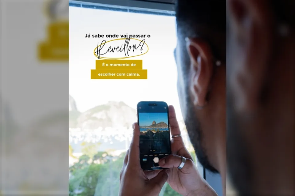 Pessoa fotografando o Pão de Açúcar com o celular, em arte de Réveillon do Novotel Praia de Botafogo