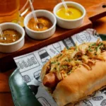 Cachorro-quente alemão com mostardas, um dos pratos do Circuito Rio Oktoberfest