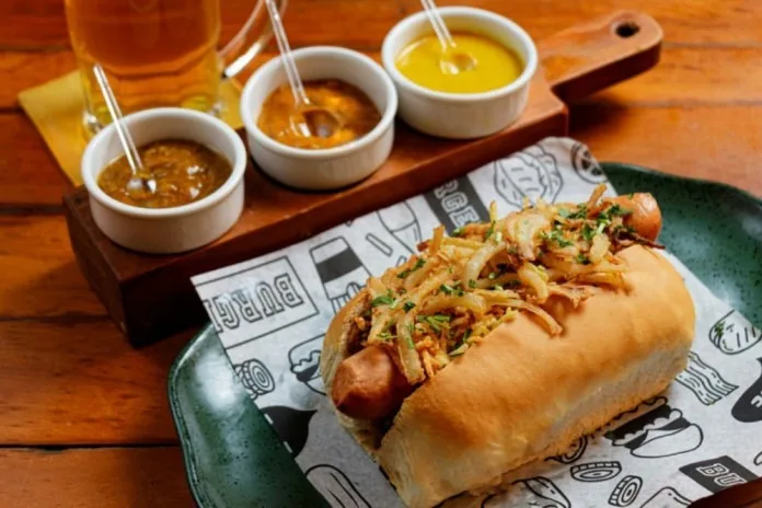 Cachorro-quente alemão com mostardas, um dos pratos do Circuito Rio Oktoberfest