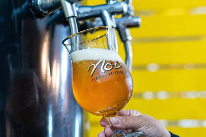 Público em festival de cerveja artesanal ao ar livre na Praça Central do Downtown, na Barra da Tijuca, Rio de Janeiro