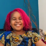 Oyárónké Gino Ivanir dos Santos, autora de 10 anos do livro As Aventuras da Boneca Oyá