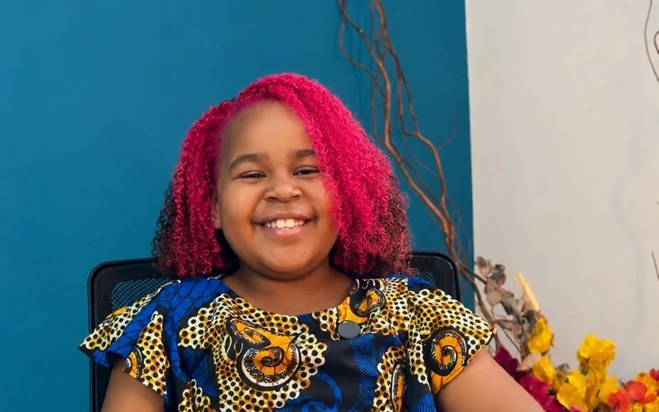 Oyárónké Gino Ivanir dos Santos, autora de 10 anos do livro As Aventuras da Boneca Oyá