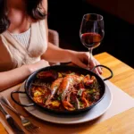 Paella de mariscos do Restaurante Otaviano, em Ipanema, com arroz bomba, frutos do mar e açafrão espanhol