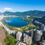 Vista aérea da Lagoa Rodrigo de Freitas e dos bairros da Zona Sul do Rio de Janeiro, cercados por morros