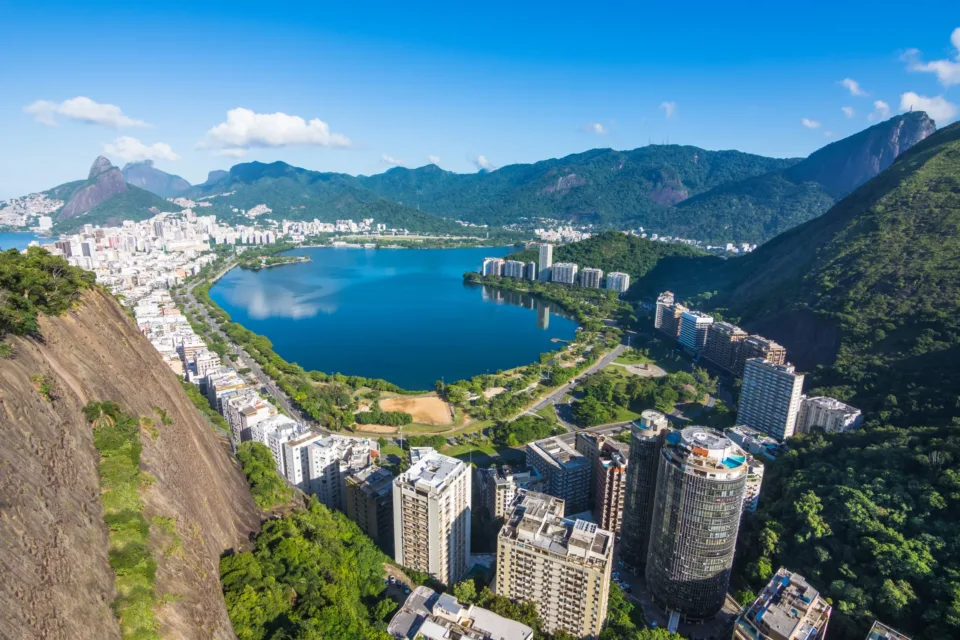 Vista aérea da Lagoa Rodrigo de Freitas e dos bairros da Zona Sul do Rio de Janeiro, cercados por morros
