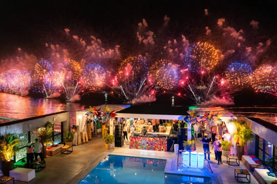 Cobertura do Pestana Rio Atlântica com piscina e queima de fogos na Praia de Copacabana
