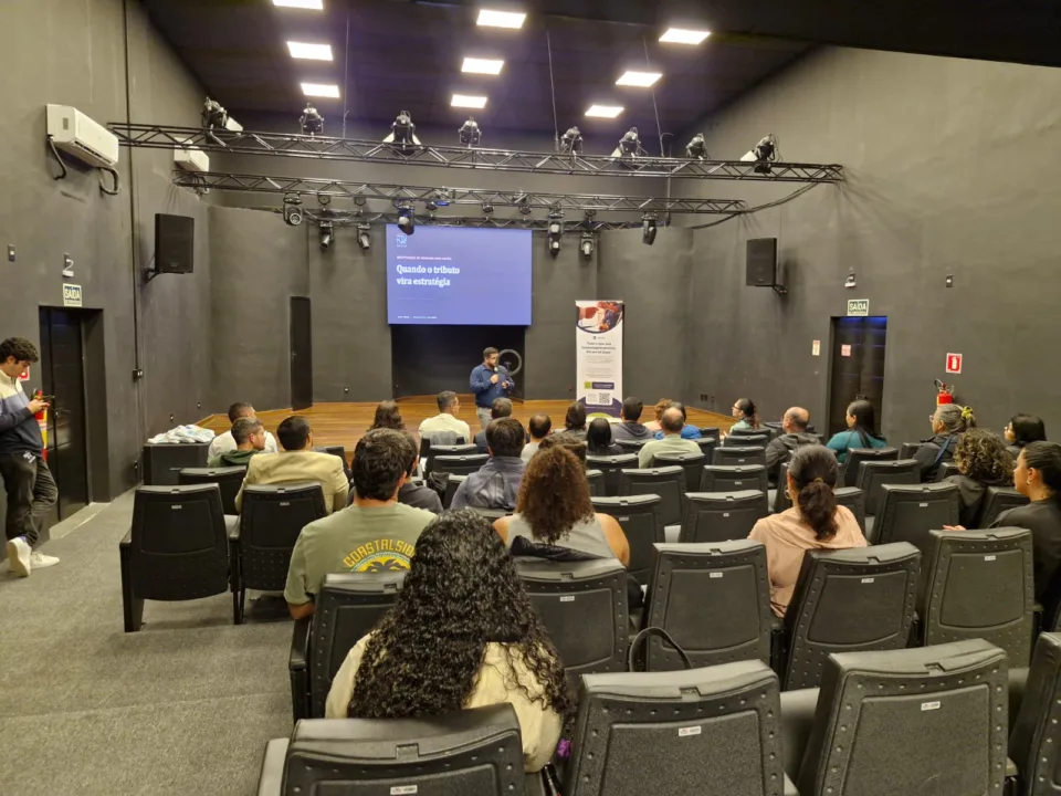 Palestra do PROENH-RJ para hoteleiros no Centro Cultural Manoel Camargo, em Arraial do Cabo