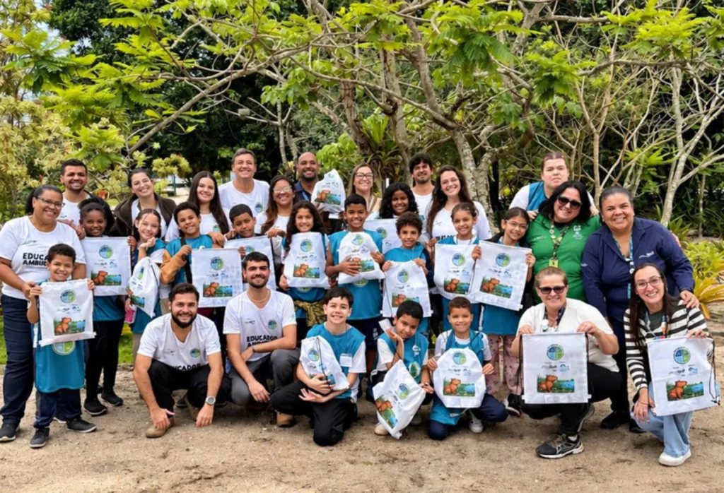 Estudantes da rede municipal e equipe do projeto SustentAção durante atividade prática na APA das Tabebuias