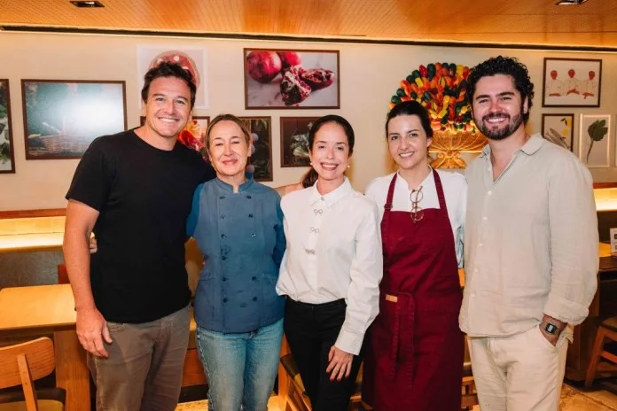 Chefs convidados reunidos na celebração dos 20 anos do restaurante Ráscal no Shopping Leblon, no Rio de Janeiro