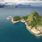 Vista aérea de ilhas e costões rochosos no litoral entre Barra de Guaratiba e o Recreio
