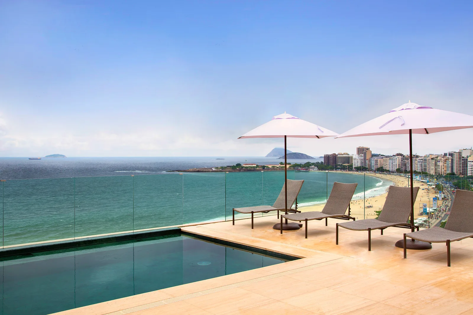 Piscina na cobertura do Windsor California, com vista para a Praia de Copacabana