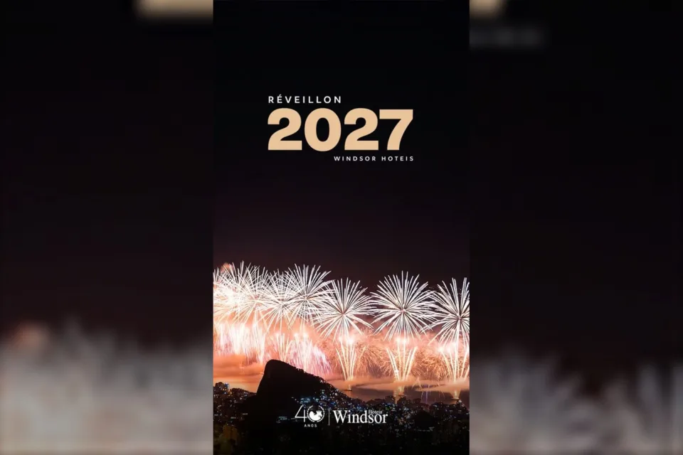 Arte do Réveillon 2027 da Rede Windsor com fogos de artifício sobre o mar à noite