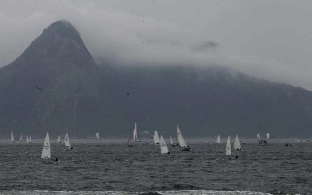 Veleiros na Baía de Guanabara durante a 81ª Regata Escola Naval, no Rio de Janeiro