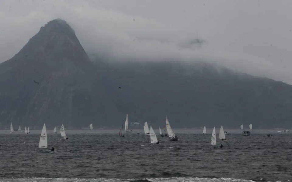 Veleiros na Baía de Guanabara durante a 81ª Regata Escola Naval, no Rio de Janeiro