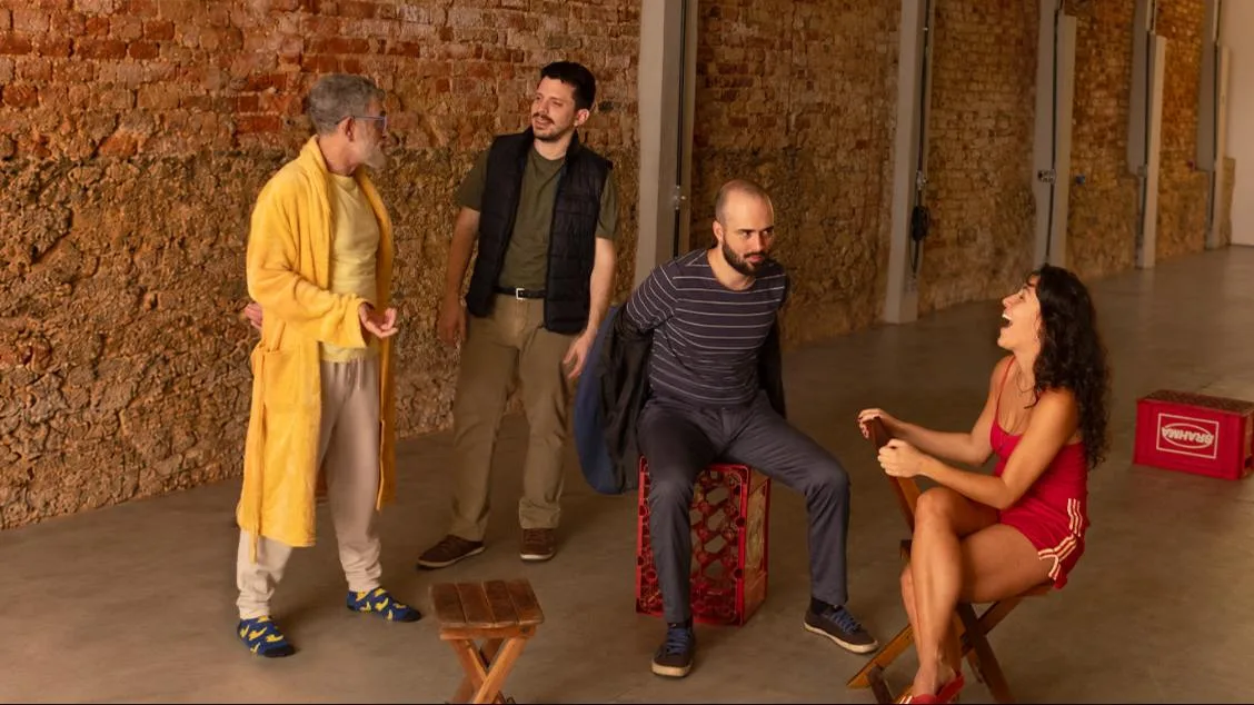Elenco do espetáculo Rei de Copas em cena: Ricardo Santos, João Miller, Lucas Garbois e Maria Paula Marini